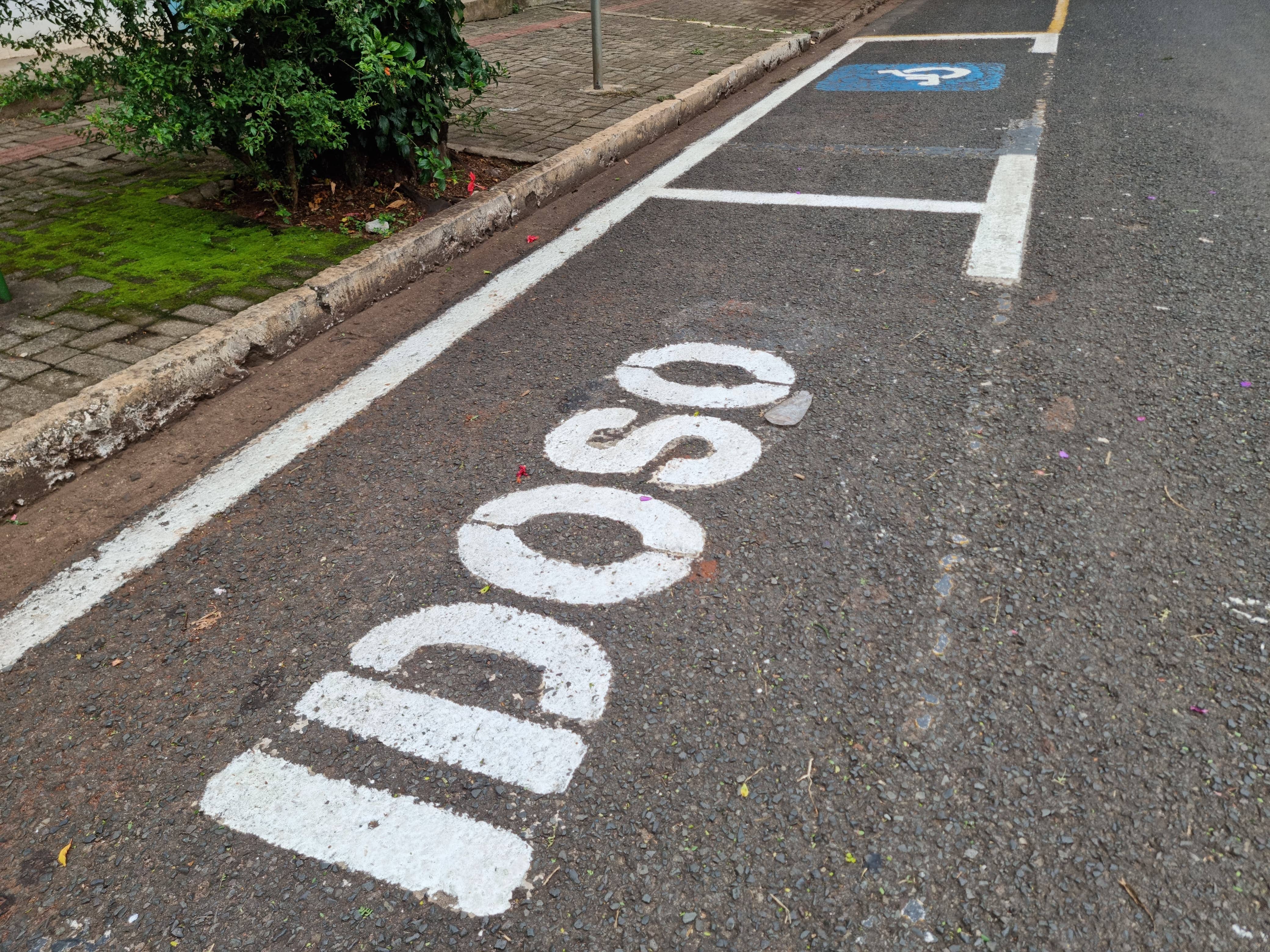 Estacionar em vagas ‘especiais’, devidamente identificadas, gera multa de R$ 297,47 e 7 pontos na carteira